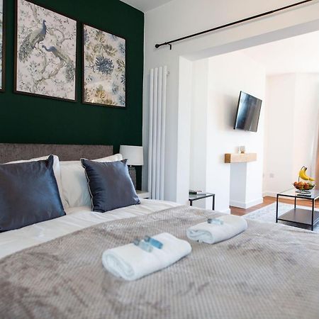 Studio Apartment With 65" Smart Tv Newport  Eksteriør bilde