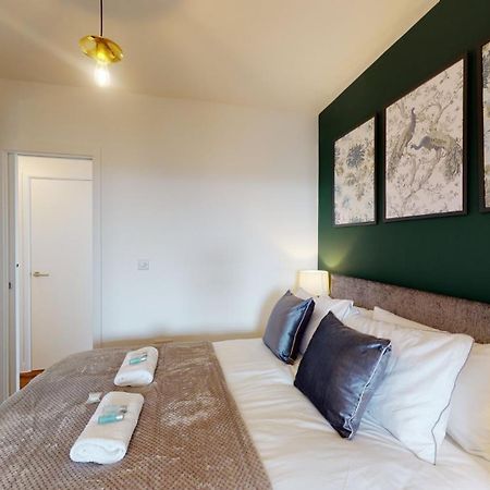 Studio Apartment With 65" Smart Tv Newport  Eksteriør bilde