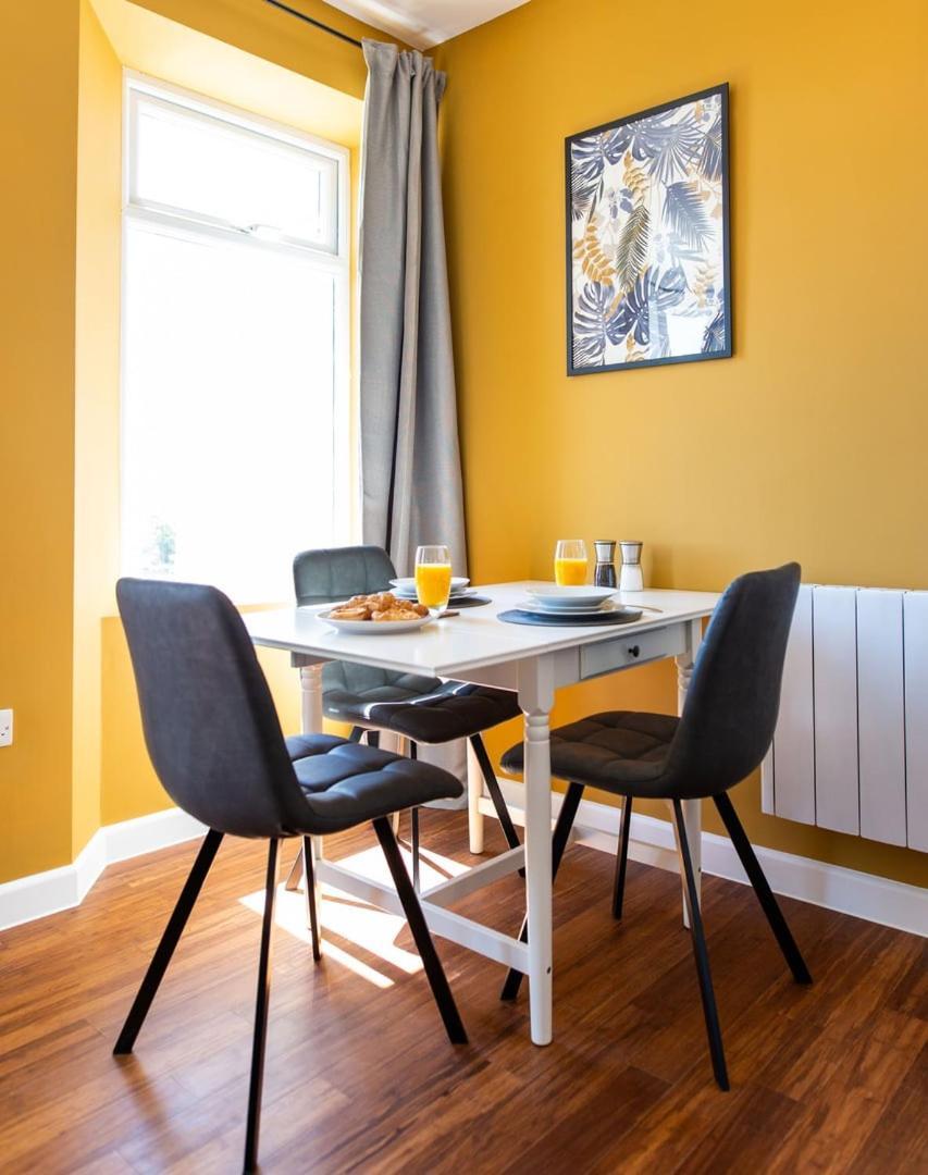 Studio Apartment With 65" Smart Tv Newport  Eksteriør bilde