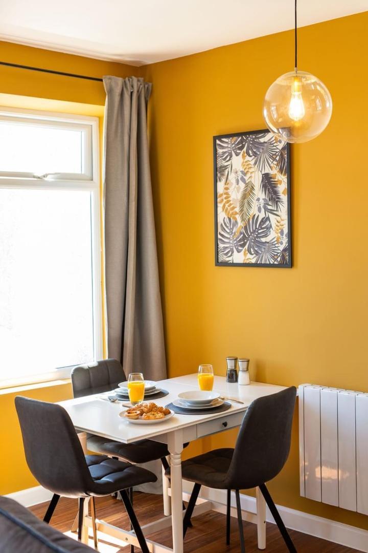 Studio Apartment With 65" Smart Tv Newport  Eksteriør bilde