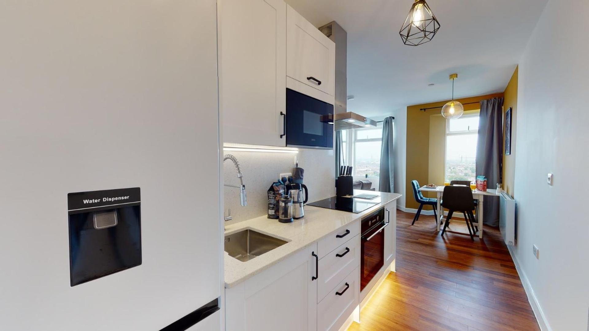 Studio Apartment With 65" Smart Tv Newport  Eksteriør bilde