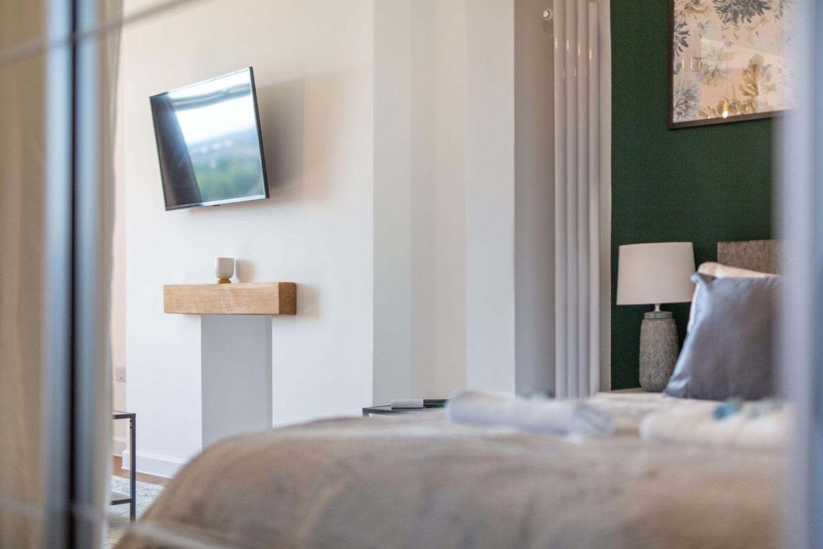 Studio Apartment With 65" Smart Tv Newport  Eksteriør bilde