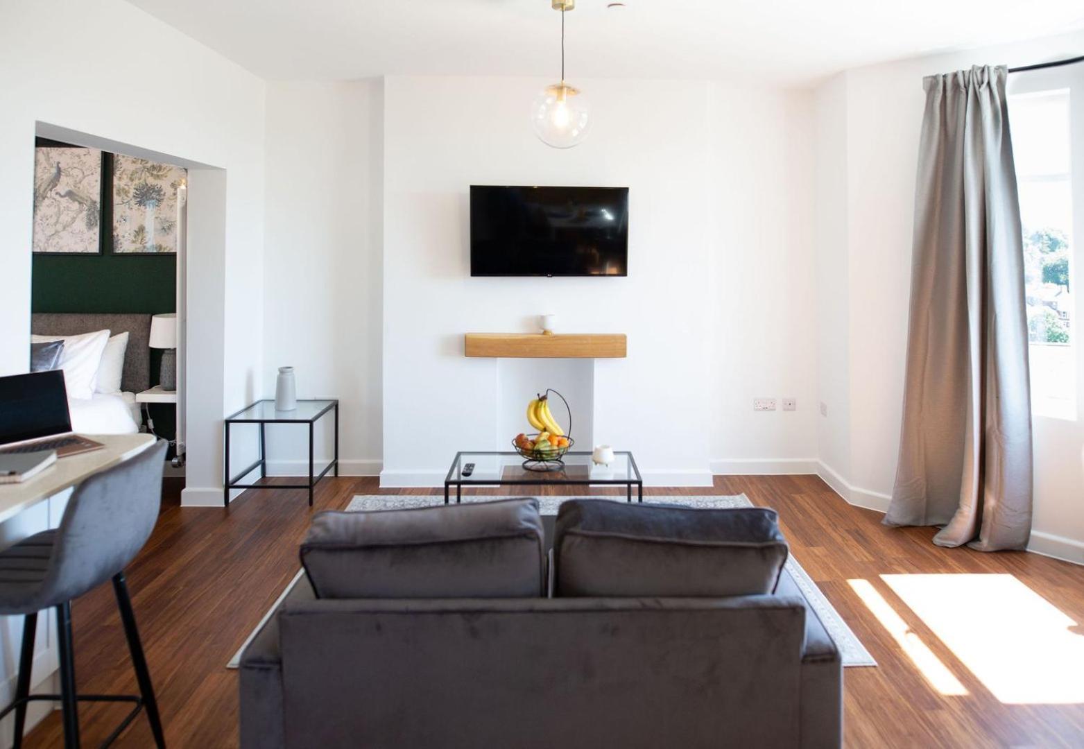 Studio Apartment With 65" Smart Tv Newport  Eksteriør bilde