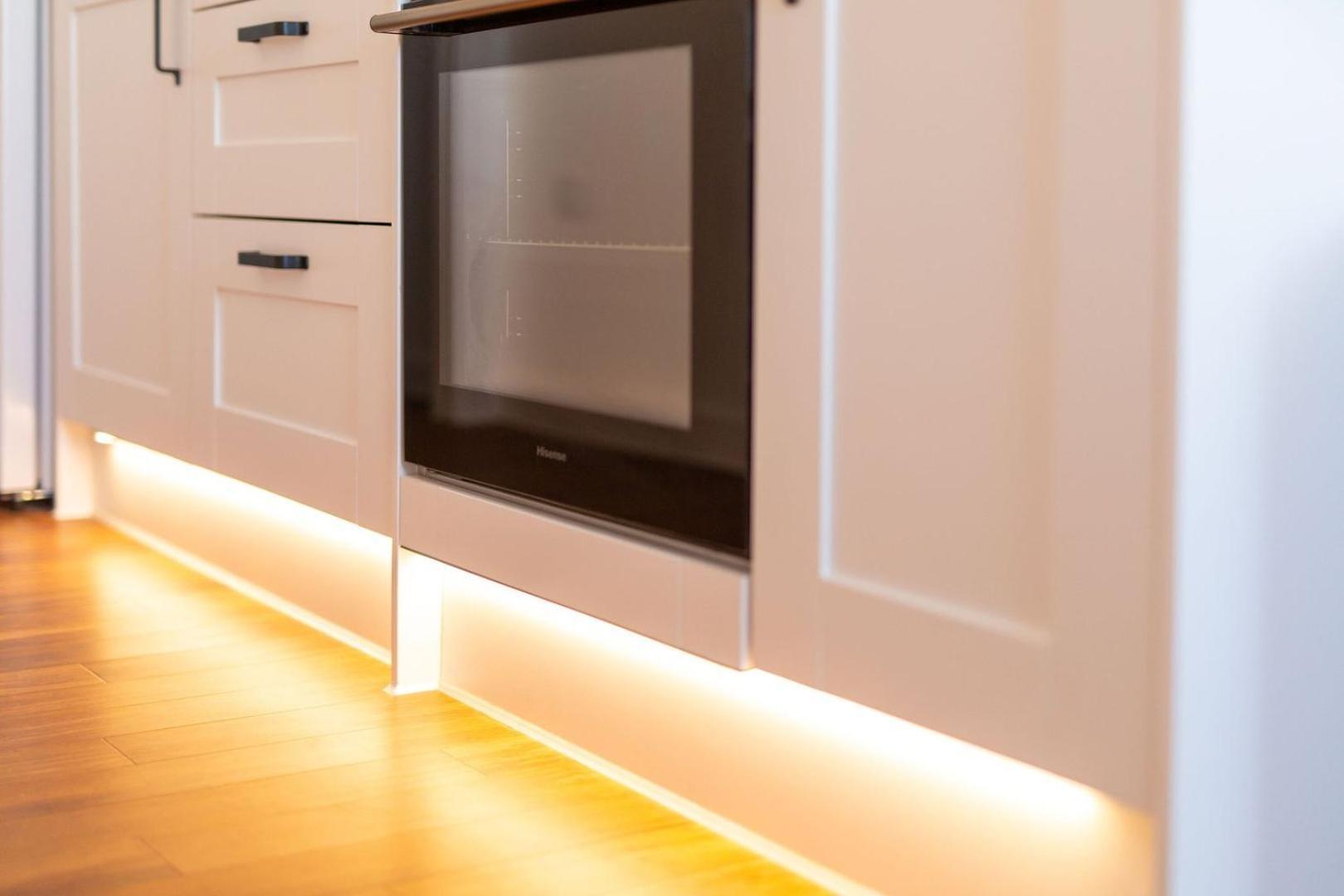 Studio Apartment With 65" Smart Tv Newport  Eksteriør bilde