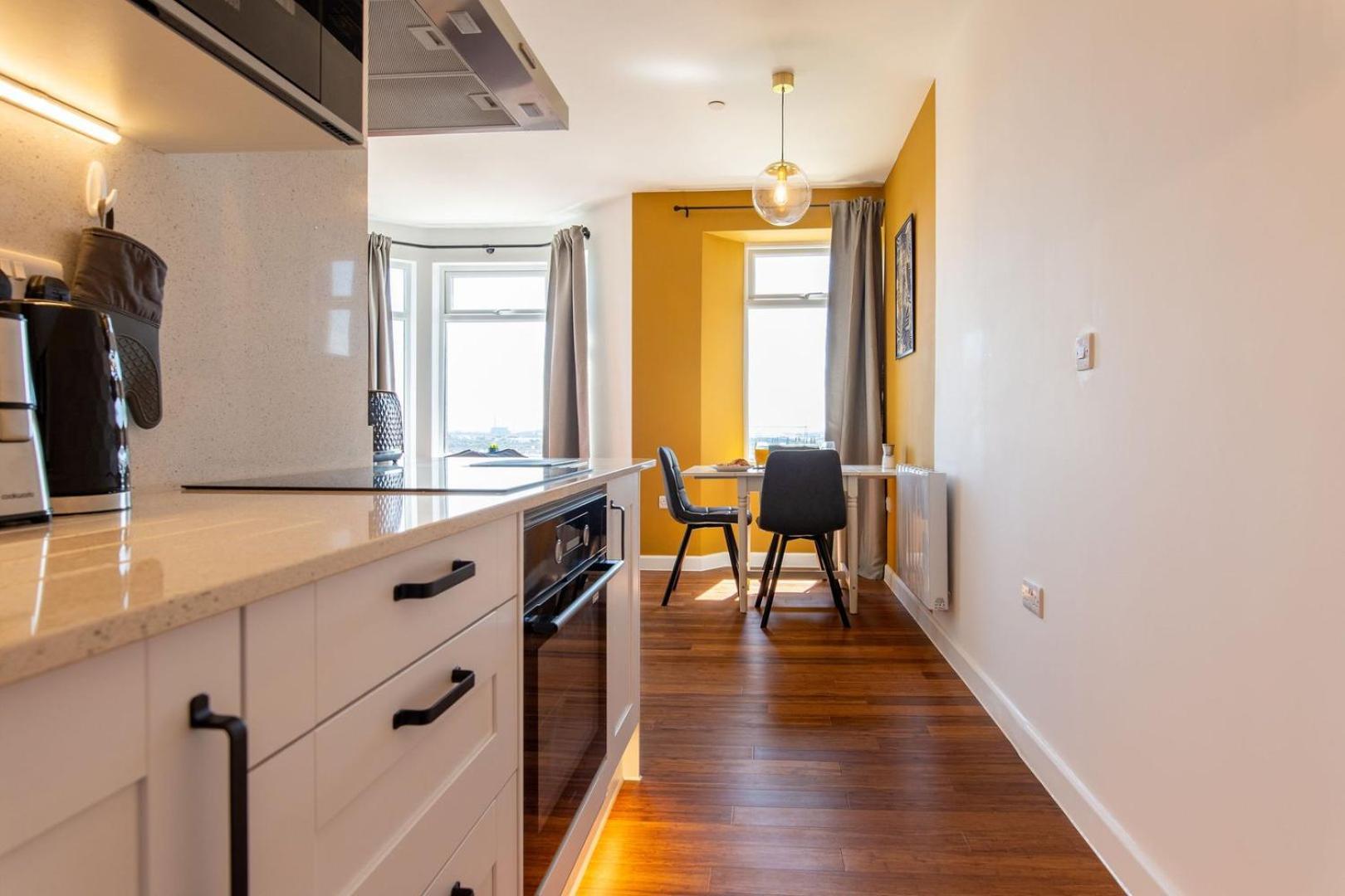 Studio Apartment With 65" Smart Tv Newport  Eksteriør bilde
