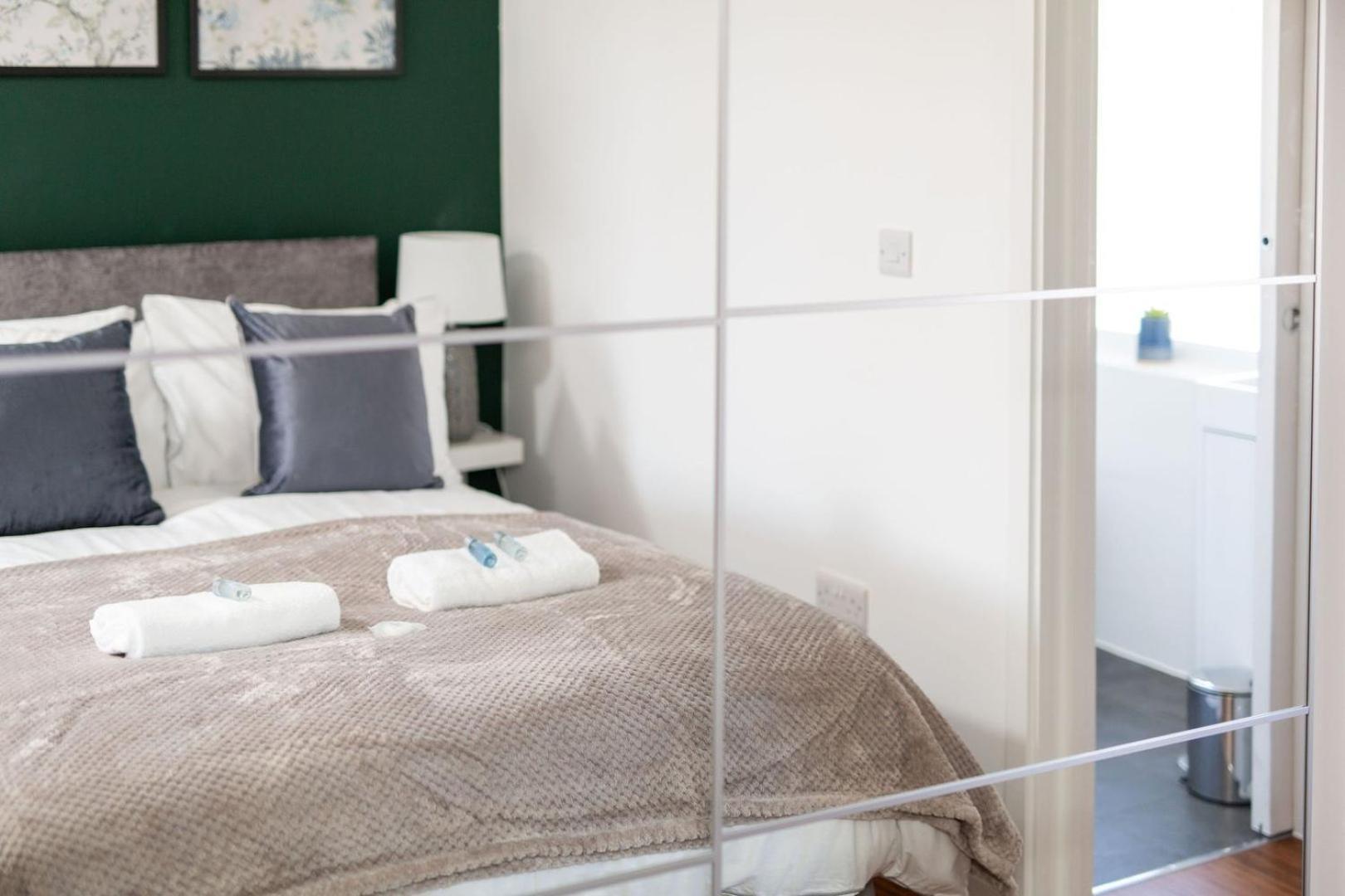 Studio Apartment With 65" Smart Tv Newport  Eksteriør bilde