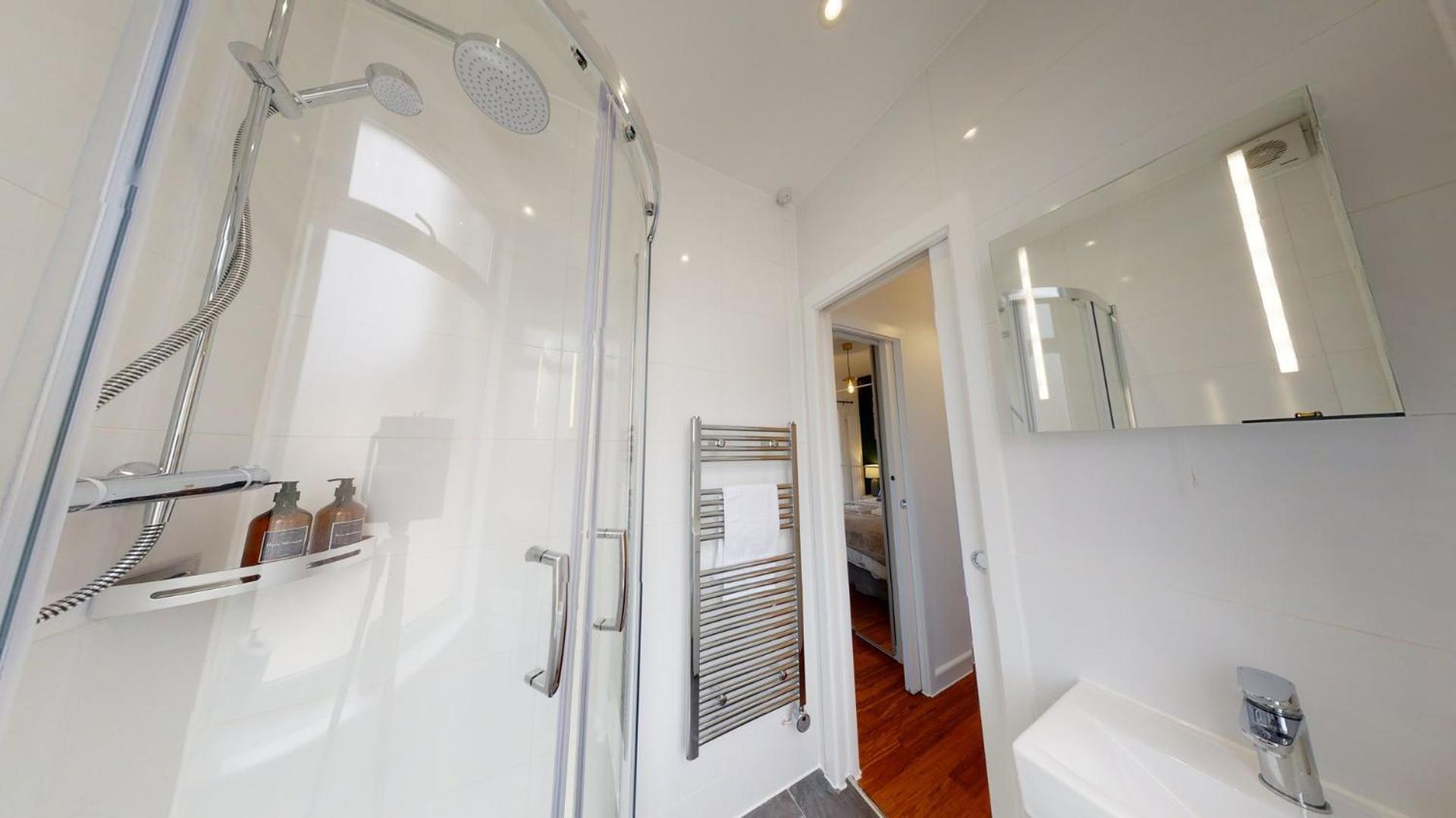 Studio Apartment With 65" Smart Tv Newport  Eksteriør bilde